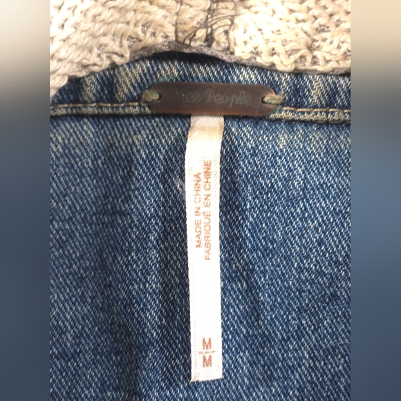 Free People Throwback Hooded Knit Sleeve Distressed Denim Jacket Size Medium - Picture 2 of 13